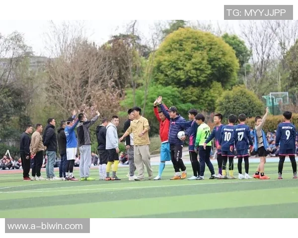 小学足球友谊赛精彩纷呈各校小将齐聚一堂展现青春风采与团队精神